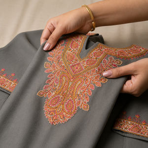 Kurti Pheran en cachemire gris chaud avec broderie Paisley Sozni, look moderne, acheter directement auprès du créateur - Product Image 5