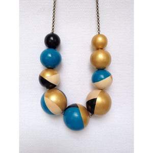 Collier en bois et résine, accessoire de mode en cristal, mettant en valeur la beauté du bois naturel - Product Image 6