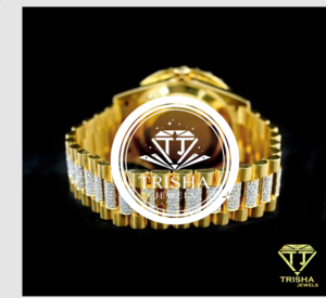 Montre en or jaune haut de gamme entièrement sertie de pierres de moissanite VVS étincelantes et au style classique - Product Image 2
