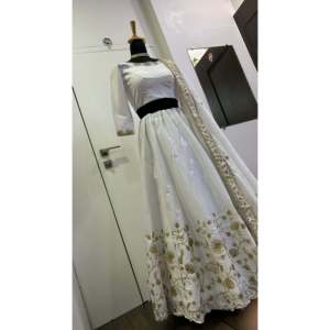 Vestidos de Noche FB para Fiesta, Lehenga Choli Blanco sin Coser con Trabajo de Zari y Lentejuelas - Product Image 1