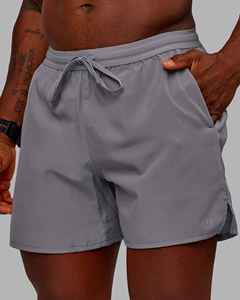 Shorts pour hommes gris uni à séchage rapide avec cordon de serrage à la taille et poches, style sportif, taille mi-haute, en polyester tissé - Product Image 1