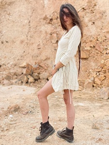 Vestido Mini Bohemio Cruzado para Mujer con Lazos Laterales Ajustables, 100% Algodón, Verano, Color Liso, Cuello en V, Manga Larga, Dobladillo Deshilachado, Venta al por Mayor para Boutiques - Product Image 2