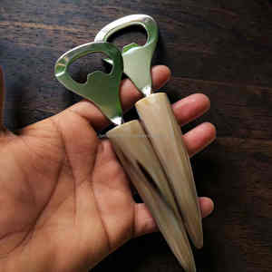 Abridor de botellas de cuerno de buey auténtico de primera calidad, herramienta de bar rústica hecha a mano para uso doméstico y en bares a precio económico. - Product Image 2