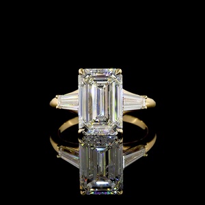 Fabricant de bijoux sur mesure, certifié IGI, bague en moissanite taille émeraude 4 carats, or 14 carats, baguette conique, trois pierres, bague d'anniversaire - Product Image 1