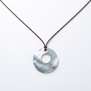 Collar de Moda con Colgante de Concha y Dije de Perla en Forma de Donut, Joyería Costera de Aspecto Natural para Uso Diario - Product Image 2
