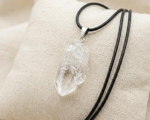Collier pendentif en quartz brut, bijoux en cristal de guérison, pierre énergétique de protection, collier minimaliste en cordon, cadeau pour femmes - Product Image 1