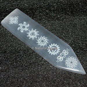 Vente en gros de baguettes de sélénite gravées avec les symboles des sept chakras, de haute qualité, écologiques et naturelles, pour la guérison par le Reiki. - Product Image 5