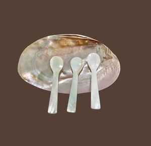 Cuillère artisanale en nacre blanche, cuillère à caviar classique avec plateau en coquillage, collection de vaisselle unique - Product Image 4