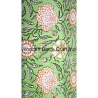 Méthodes créatives pour réutiliser les boîtes en carton pour la fabrication de poubelles avec un imprimé floral artisanal et un sac poubelle en tissu de coton.