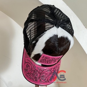 Casquette de camionneur pour femme rose en cuir repoussé à la main avec calotte en cuir de vachette, maille noire respirante, motif floral, réglable, pour l'extérieur, idéale pour l'été - Product Image 1