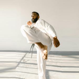 Ensemble d'uniformes de karaté Gi uni extensible sur mesure, 100% coton, couture robuste, ceinture légère et résistante, entraînement officiel - Product Image 1