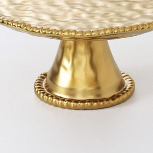 Élégant support à gâteau doré avec plateau texturé ondulé, bordure perlée et base sur pied assortie pour servir les desserts - Product Image 3