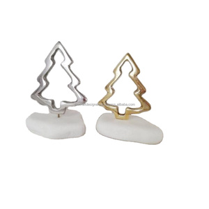 Ensemble d'objets et d'accents de Noël en marbre blanc de 3 modèles d'arbre de Noël argentés et dorés pour la maison et le bureau - Product Image 1