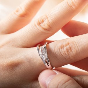 Anillo de Oro Amarillo Sólido de 14K con Diamante Cultivado en Laboratorio de Corte Marquesa de 1ct, Certificado IGI, para Mujer, Diseño de Lujo en Forma de V, Estilo East-West Bypass - Product Image 3