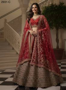 Rivaayat House presenta Lehenga Choli nupcial para mujer, bordado, con pedrería pesada, estampado digital y estampado en relieve, en stock. - Product Image 3