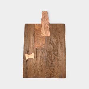 Planche à découper en bois avec incrustations géométriques artisanales, détail de joint papillon léger et poignée supérieure distinctive - Product Image 1