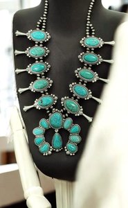 Collier long fait main en turquoise motif fleur de squash, bijou western imposant pour femme, cadeau tendance - Product Image 3