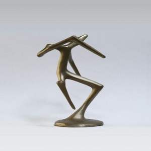 Sculpture contemporaine en aluminium coulé conçue pour apporter une élégance sculpturale et un équilibre artistique aux intérieurs modernes - Product Image 1