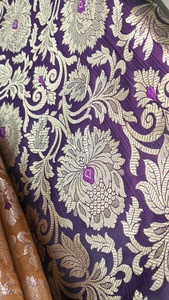 Tela Brocada Banarasi Kinkhab de Lujo con Diseño Floral Metálico para Vestidos de Novia y de Noche - Product Image 3