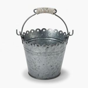 Macetas y Jardineras Decorativas para Patio con Borde Festoneado de Hierro, Acabado Galvanizado - Product Image 1