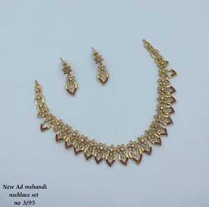 Parure de mariée élégante de haute qualité plaquée or, comprenant un collier ras-du-cou, des boucles d'oreilles et un Maang Tikka, motif floral, en zircon plaqué rhodium pour mariage - Product Image 1