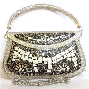 Pochette de luxe étanche en métal doré de style bohème classique avec fermeture ouverte, sac messager pour occasions spéciales - Product Image 1