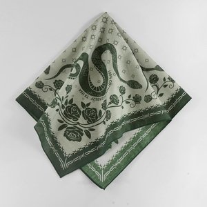 Écharpes en Soie Carrées Personnalisées avec Logo Imprimé, Foulards Bandana en Satin de Soie à Pois, Unis ou à Carreaux, Vente en Gros - Product Image 1
