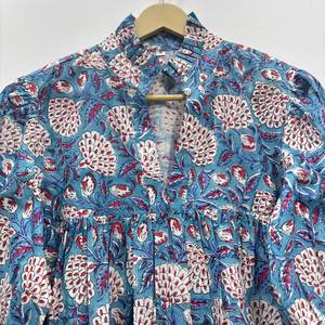 เดรสวินเทจผ้าฝ้ายพิมพ์ลายดอกไม้ด้วยมือ งานแฮนด์เมด เป็นมิตรกับสิ่งแวดล้อม คอวี แขนสามส่วน แต่งระบายลูกไม้ ซักได้ ใส่ได้ในโอกาสทางการ - Product Image 2