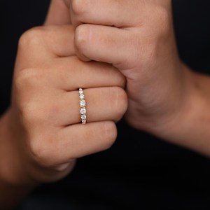 Bague demi-éternité en or jaune 14 carats avec diamant rond de laboratoire de qualité supérieure, bijou de promesse de mariage minimaliste et tendance pour elle - Product Image 2
