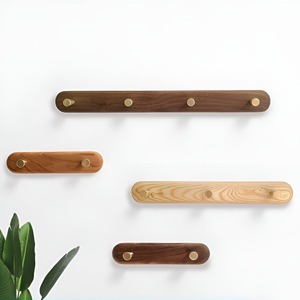 Perchero de Pared de Madera de Lujo para el Hogar con Gancho de Latón para Abrigos y Ropa, y Soporte para Llaves - Product Image 1
