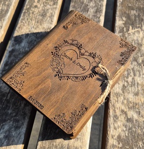 Letrero de Bienvenida de Madera Rústica Personalizado con Grabado, Opción para Colgar, Diseño de Letras Ecológico y Duradero - Product Image 5