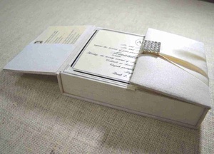 Boîte d'invitation de mariage de luxe en soie ivoire, avec boucle en strass, ruban en satin, poches et plateau de rangement - Product Image 3