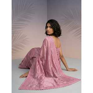 Sari de seda ligero y festivo color Frambuesa Pura con silueta tipo túnica, bordado Leheriya y borde de lentejuelas, y blusa. - Product Image 2