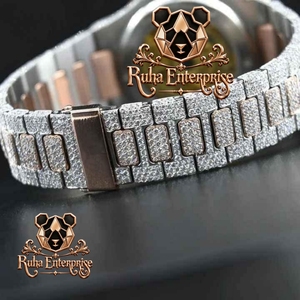 Montre-bracelet de luxe en acier inoxydable sertie de pierres brillantes. - Product Image 2