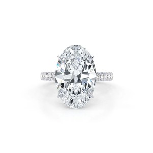 Bague de fiançailles solitaire en or blanc 9 carats avec diamant ovale de 1,35 carat cultivé en laboratoire et bande pavée de diamants - Product Image 1