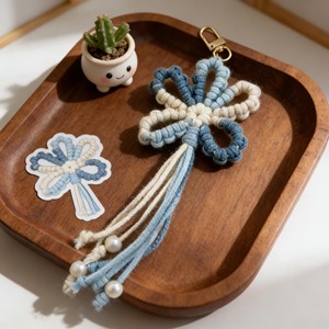 Colgante de macramé hecho a mano con borlas de cuerda de algodón azul y blanco, estilo bohemio, llavero decorativo para bolsos - Product Image 4