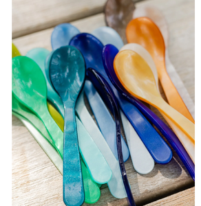 Cucharas de postre de resina multicolor, aptas para alimentos, juego de cucharas de té para uso en el hogar, cocina, restaurante y fiestas al mejor precio. - Product Image 1
