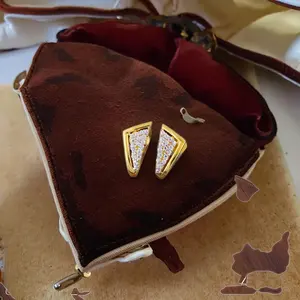 Boucles d'oreilles clips en or 18 carats, style traditionnel et moderne, avec motif floral ajouré, idéales pour mariée, cadeau - Product Image 1