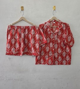 Conjunto de Pijama de Algodón Tejido con Estampado de Leopardo Rojo Vibrante y Elegante, Ropa de Dormir con Estampado de Flores, Camisa de Manga Corta con Cierre de Botones y Pantalones de Pijama - Product Image 6