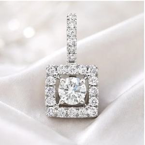 Collier pendentif élégant pour femme en or blanc massif 10K avec petit halo double carré personnalisé et diamant de laboratoire, tendance et à la mode - Product Image 1