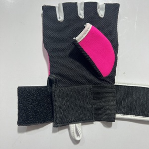 Guantes de Boxeo de Neopreno Rosa y Negro sin Dedos, Soporte de Muñeca Ajustable, Protección de Palma Transpirable con Malla, Unisex - Product Image 4