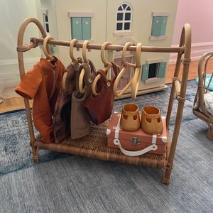 Fournisseur en gros de cintres pour vêtements de poupées en rotin naturel, source directe d'usine, porte-vêtements miniature fait main, prix abordable - Product Image 3