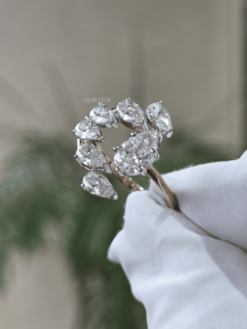 แหวนหมั้นเพชรทรงลูกแพร์เพาะเลี้ยงสำหรับผู้หญิง รับรองโดย IGI ทอง 14K น้ำหนัก 1.77 กะรัต ประดับเพชรแบบ Halo Cluster Prong Setting ดีไซน์หรูหรา - Product Image 2