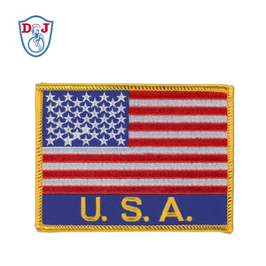Parche Bordado de la Bandera de EE. UU. Termoadhesivo Rectangular con la Inscripción U.S.A. Texto y borde dorado - Product Image 1