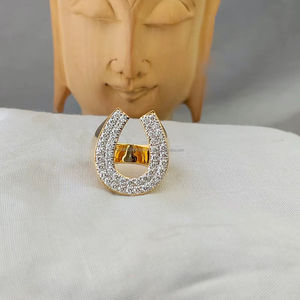 Elegante Anillo de Compromiso en Forma de U con Diamantes Redondos en Oro Amarillo Premium, Diseño Atemporal, Perfecto para Pedidas de Mano y Ocasiones Especiales - Product Image 4