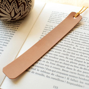 Marcador de páginas de hoja de arce en cuero hecho a mano de primera calidad, regalo creativo para lectores y amantes de la literatura, a la venta a un precio asequible. - Product Image 1