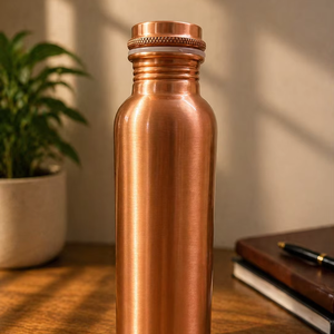 Bouteille d'eau portable en cuivre gravée à la main, design classique, 700 ml, anti-fuite, écologique, pour la méditation et le bien-être à domicile, avec couvercles - Product Image 1
