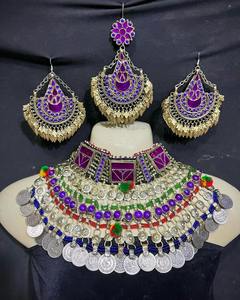 Hermoso conjunto de joyería nupcial afgana Kuchi con detalles en verde esmeralda y elaborados borlas de monedas en el collar tipo gargantilla. - Product Image 2