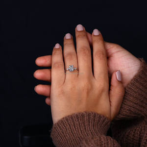 Anillo de compromiso de diamante cultivado en laboratorio de corte radiante, corte lateral de marquesa, estilo de tres piedras en oro blanco de 18 quilates de moda para regalos de aniversario - Product Image 2