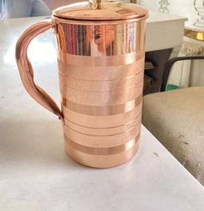 Ensemble de carafes en cuivre pour service de luxe, ensemble métallique avec verres, durable et réutilisable, pour cuisine, salle à manger, et service de boissons. - Product Image 3